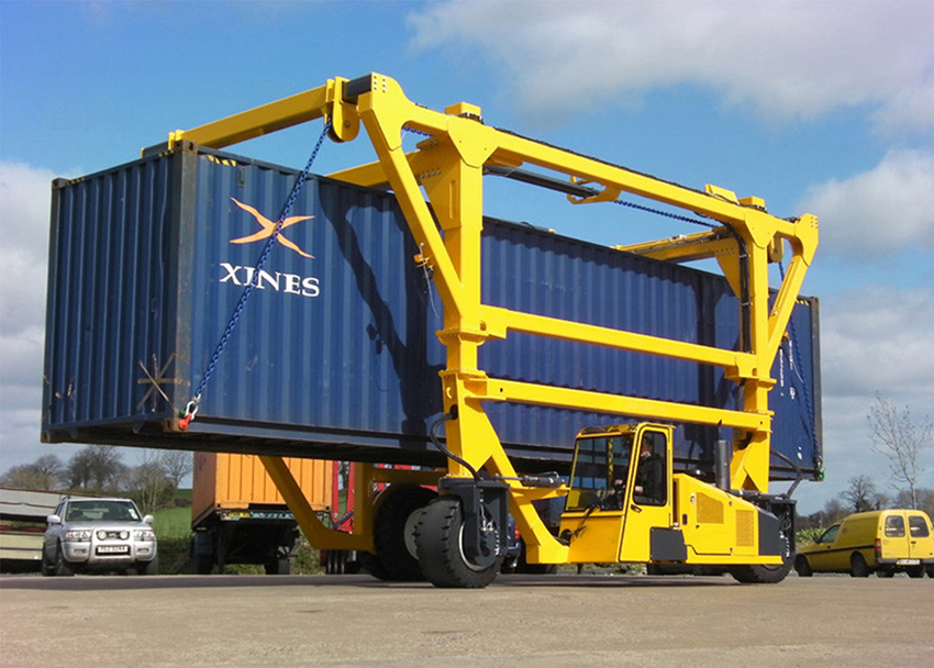 华隧智运：跨运车为何成为港口搬运的高性价比选择