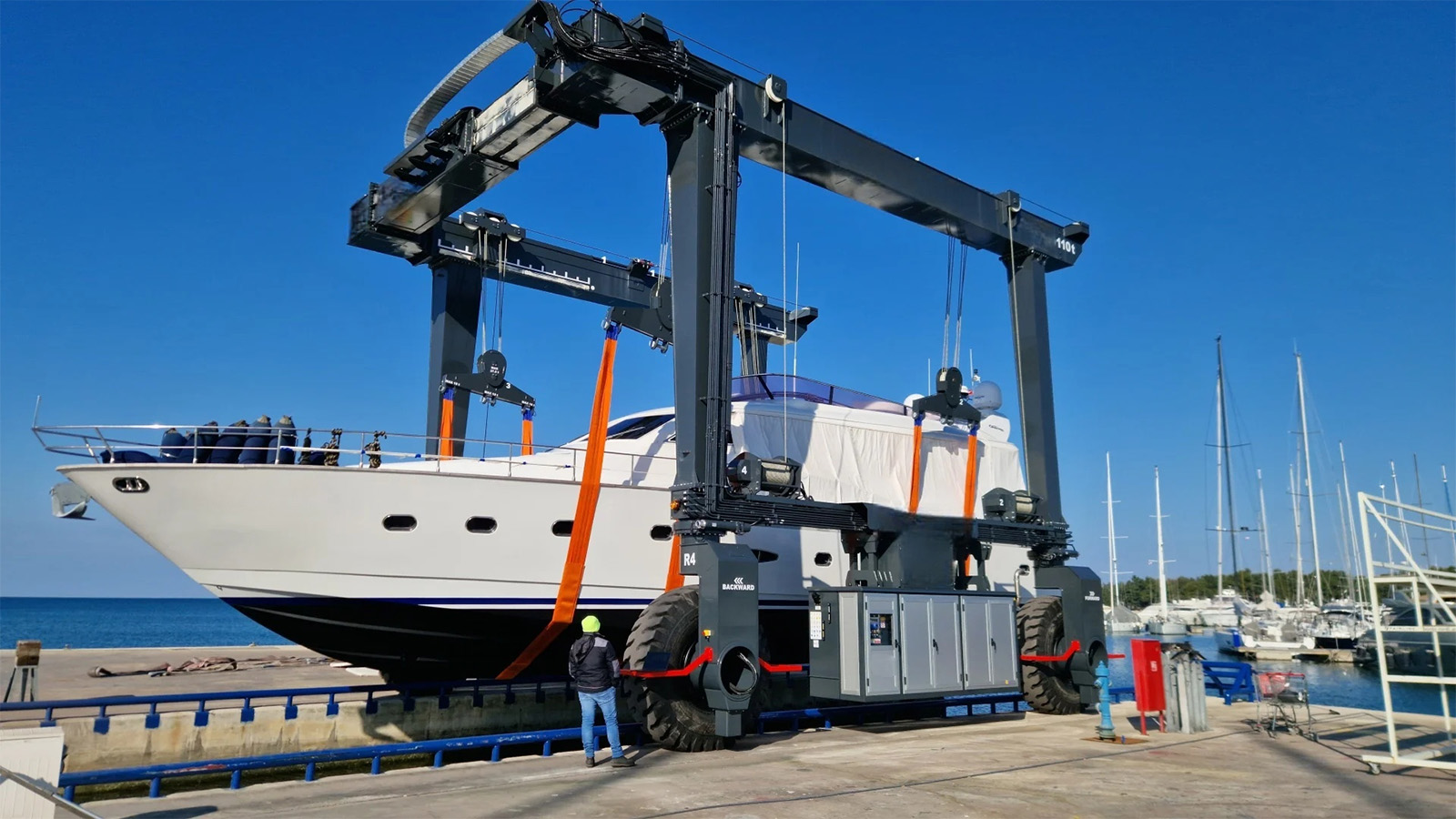 160t-travel-lift-1.jpg