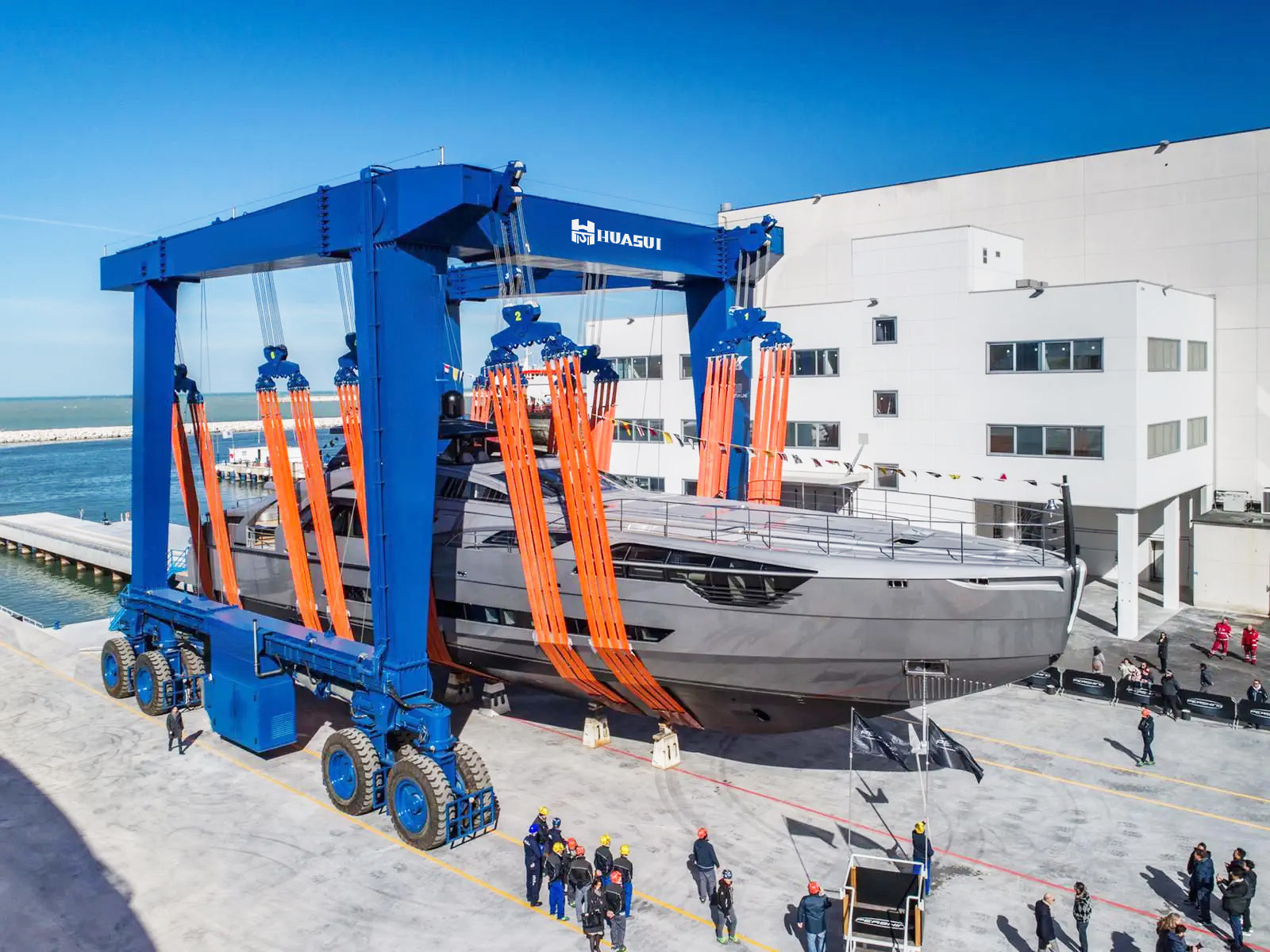 200-ton-travel-lift-1.jpg