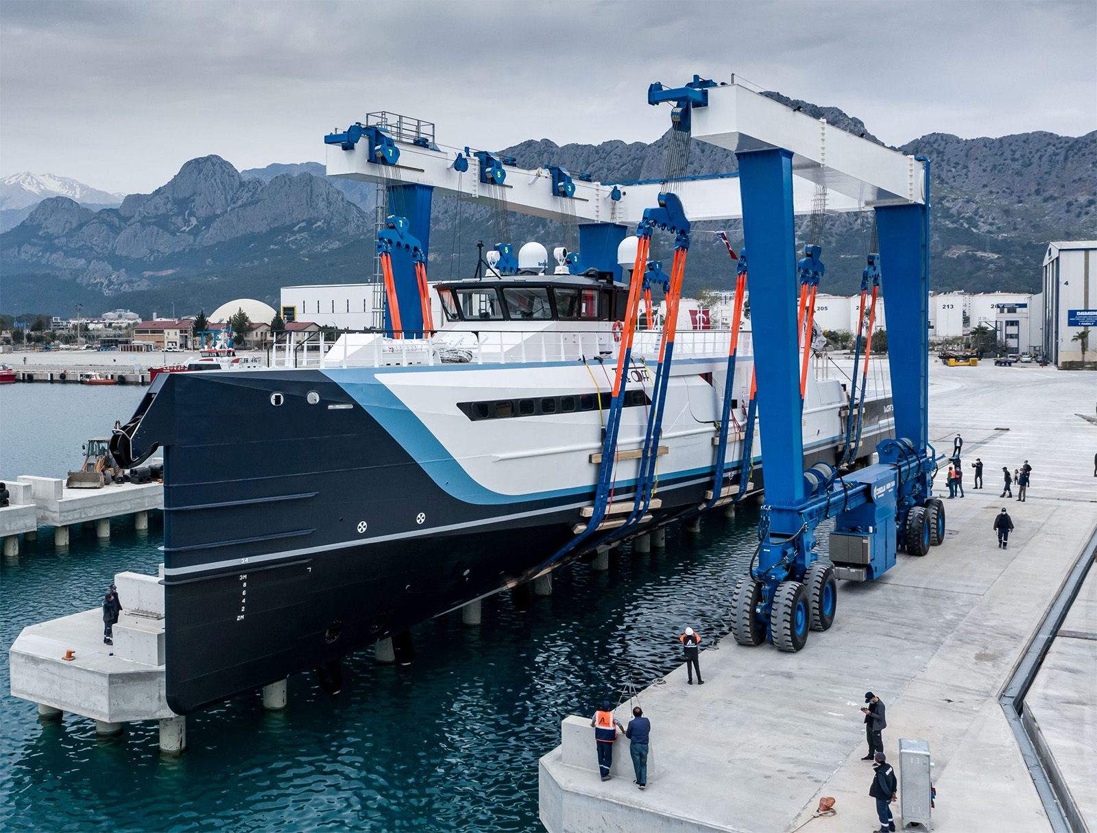 hscrane-customized-travel-lift-3.jpg