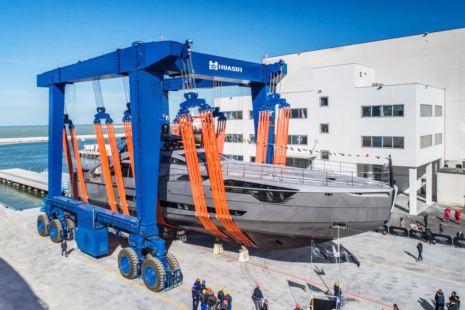 200-ton-travel-lift-1.jpg