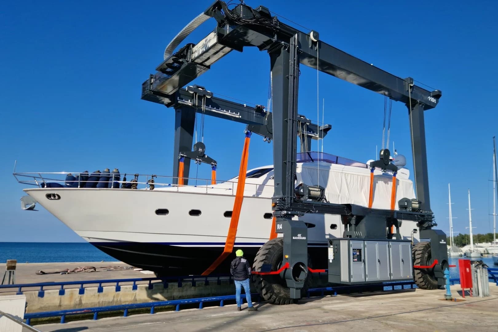 160t-travel-lift-1.jpg