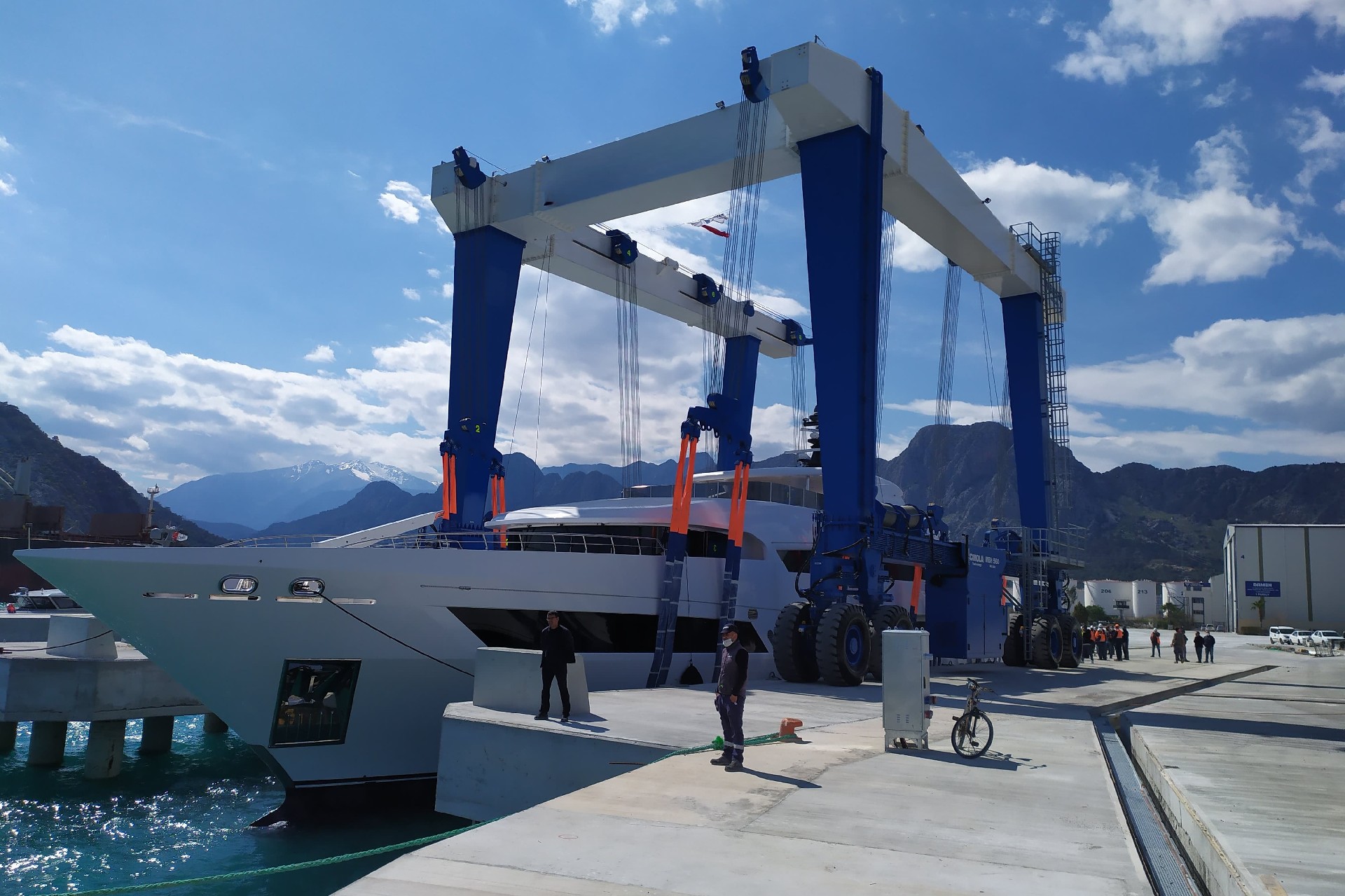 hscrane-customized-travel-lift-4.jpg